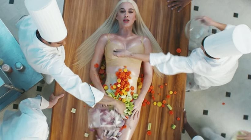 Katy Perry: Μετά τα σύμβολα των Illuminatti το γύρισε στον…κανιβαλισμό – Αηδία και οργή προκάλεσε το νέο βίντεο κλιπ της